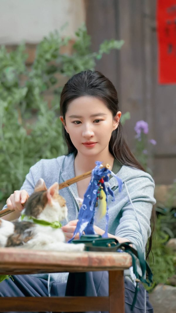 最新股票配资app官网 刘亦菲：从神仙姐姐到清醒大女主，36岁活成自己的风景