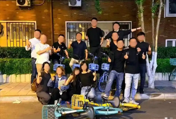 杠杆软件 聚会多人脚踩青桔美团单车 疑为哈啰员工 官方回应：已展开内部调查 始终尊重行业伙伴