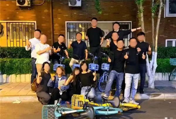 聚会多人脚踩青桔美团单车 疑为哈啰员工 官方回应：已展开内部调查 始终尊重行业伙伴