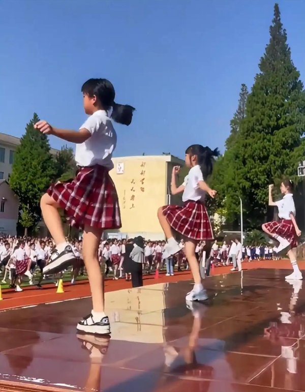 证券配资软件 “考虑过胖女孩的感受吗？”新型短裙校服走红，网友看后难以接受